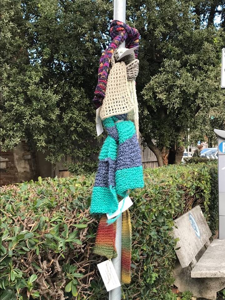 Scarves for the Needy on Pisa Lampposts