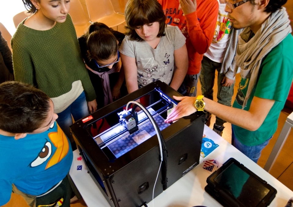 Kids learning at the Internet Festival